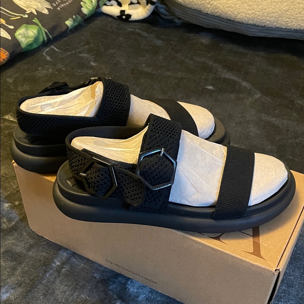 Vivaia Women’s Isla Sandals Size 7B